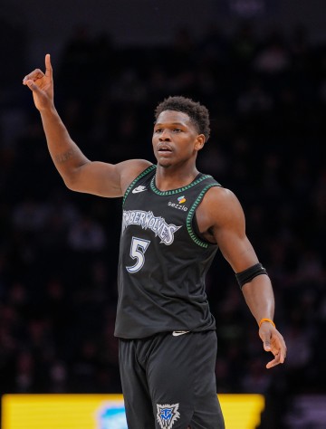 攻防俱佳！爱德华兹半场13中8&amp;三分5中3 砍下21分并有4次抢断